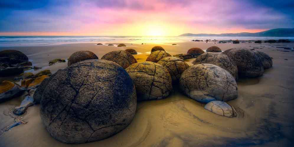 Pantai dengan Batu batu Bulat Seperti Bola LAzone id
